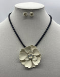 White Gardenia - Black/White