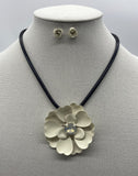 White Gardenia - Black/White